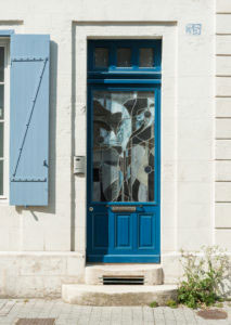 L'entrée avec la porte bleue de la maison des propriétaires